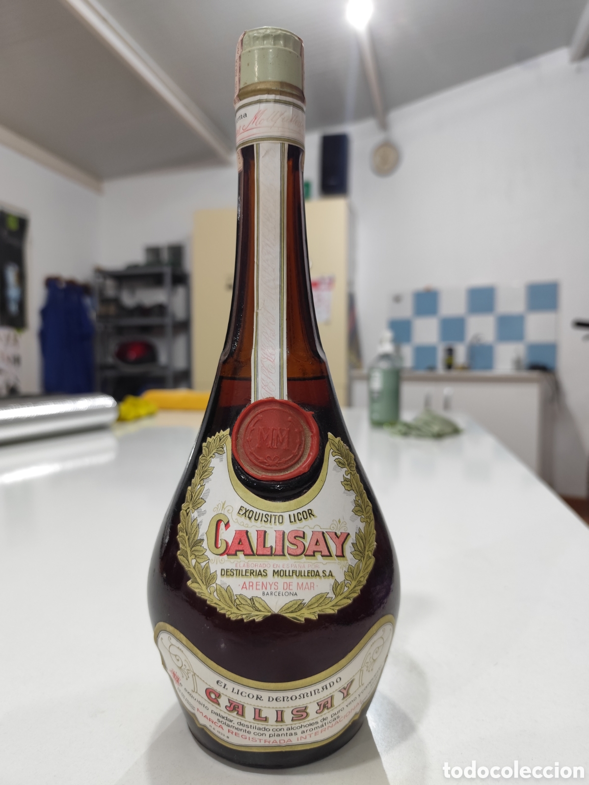 Coleccionismo de vinos y licores: Antigua botella CALISAY Exquisito Licor Mollfulleda 1L &ndash; Precinto 4 Ptas &ndash; A&ntilde;os 70 &ndash; Sin abrir