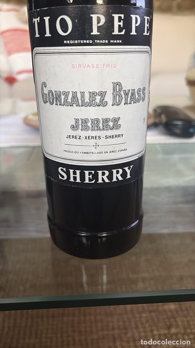 Coleccionismo de vinos y licores: Botella T&iacute;o Pepe Fino Gonz&aacute;lez Byass A&ntilde;os 60 - Etiqueta Negra Exportaci&oacute;n UK - C&aacute;psula Blanca Escudo