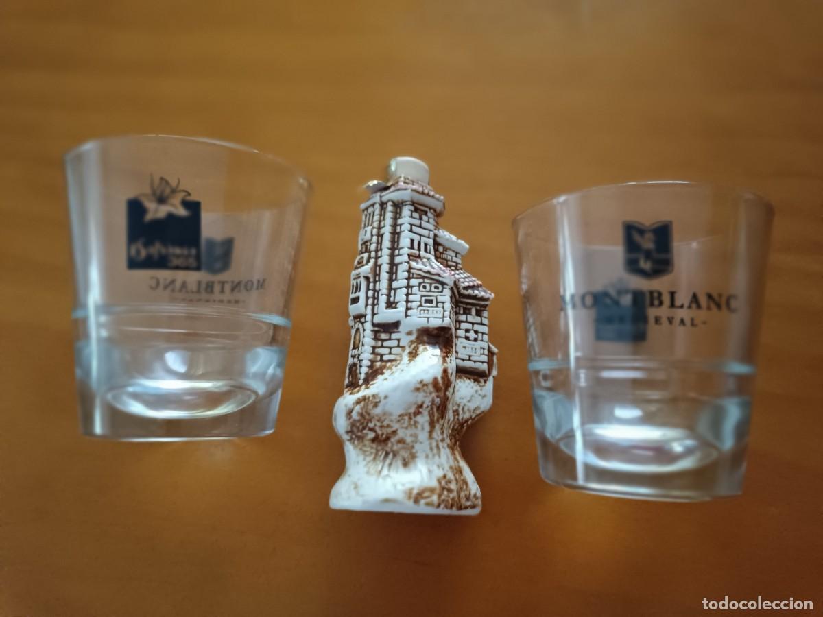 Coleccionismo de vinos y licores: BOTELLA LLENA LICOR RESOLI DESTILERIAS ORTEGA CUENCA CASAS COLGANTES + 2 VASOS DE MONTBLANC MEDIEVAL