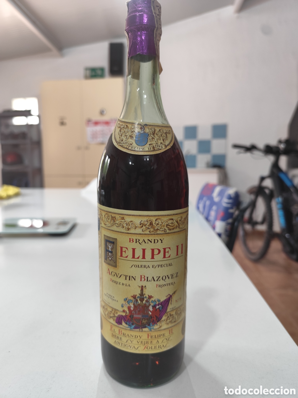 Coleccionismo de vinos y licores: Antigua botella Brandy FELIPE II Solera Especial Agust&iacute;n Bl&aacute;zquez 1L &ndash; Precinto 4 Pesetas &ndash; A&ntilde;os 70