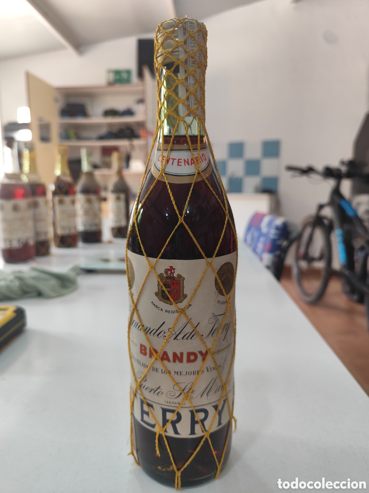 Coleccionismo de vinos y licores: Antigua botella Brandy Terry Centenario 75 cl &ndash; precinto 4 pesetas &ndash; malla amarilla &ndash; a&ntilde;os 70