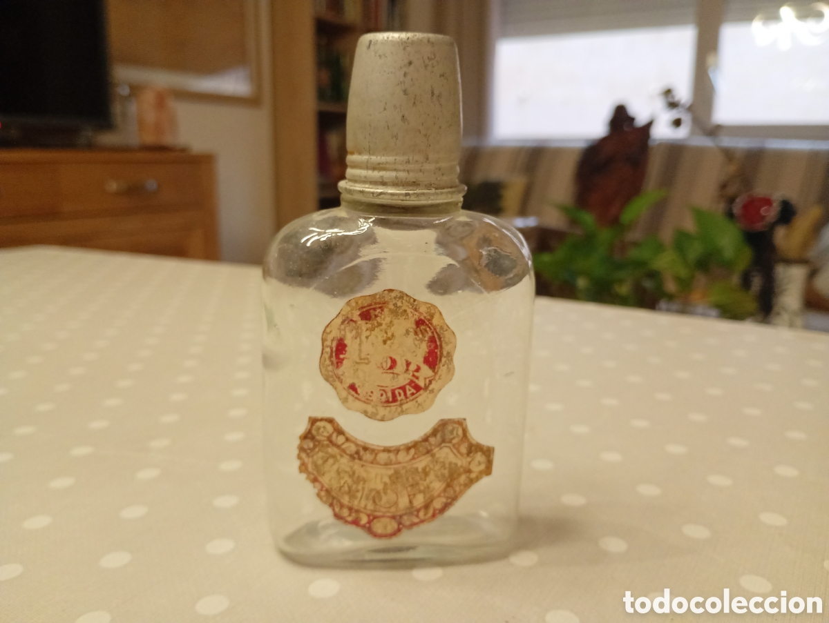 Coleccionismo de vinos y licores: Botella, petaca de licor, vacia. Destilerias Pedro Mor, Lleida, Segri&agrave;. 13cm alto. tap&oacute;n vaso.