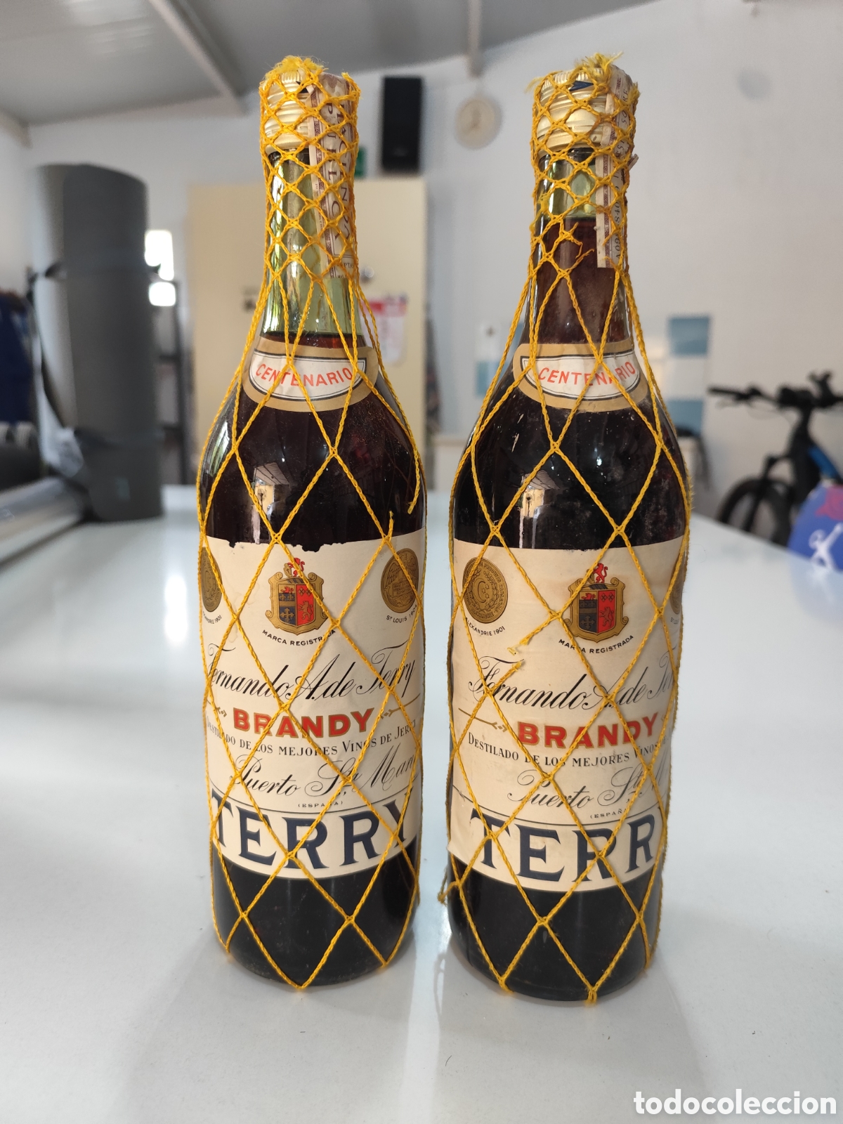 Coleccionismo de vinos y licores: Lote 2 botellas antiguas Brandy Terry Centenario 1 L &ndash; precinto 4 pesetas &ndash; malla original &ndash; a&ntilde;os 70