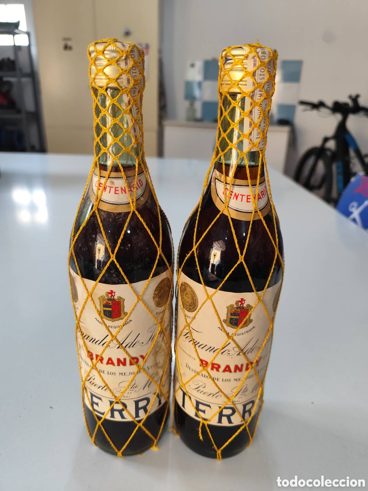 Sammlung von Weinen und Lik&ouml;ren: Lote 2 botellas Brandy Terry Centenario 75 cl &ndash; precinto 4 pesetas &ndash; malla original &ndash; a&ntilde;os 70