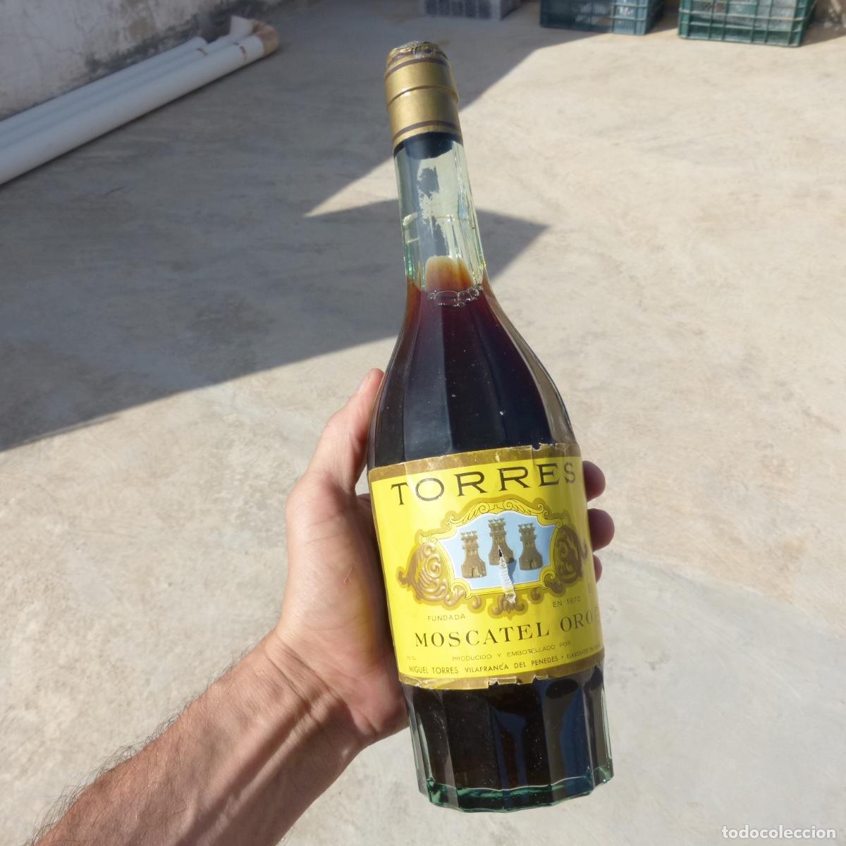 Coleccionismo de vinos y licores: Antigua botella de moscatel, oro torres, vilafranca del penedes, litro, 1396gr, 31,5cm.