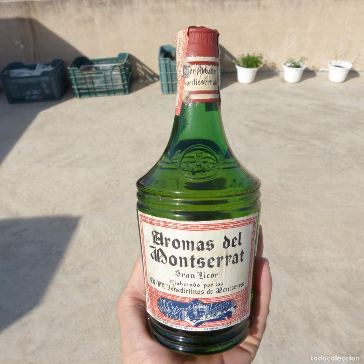 Coleccionismo de vinos y licores: Antigua botella de licor, Aromas de Montserrat, monjes benedictinos, 1/2 litro, 80 cts, 913gr, 21cm.