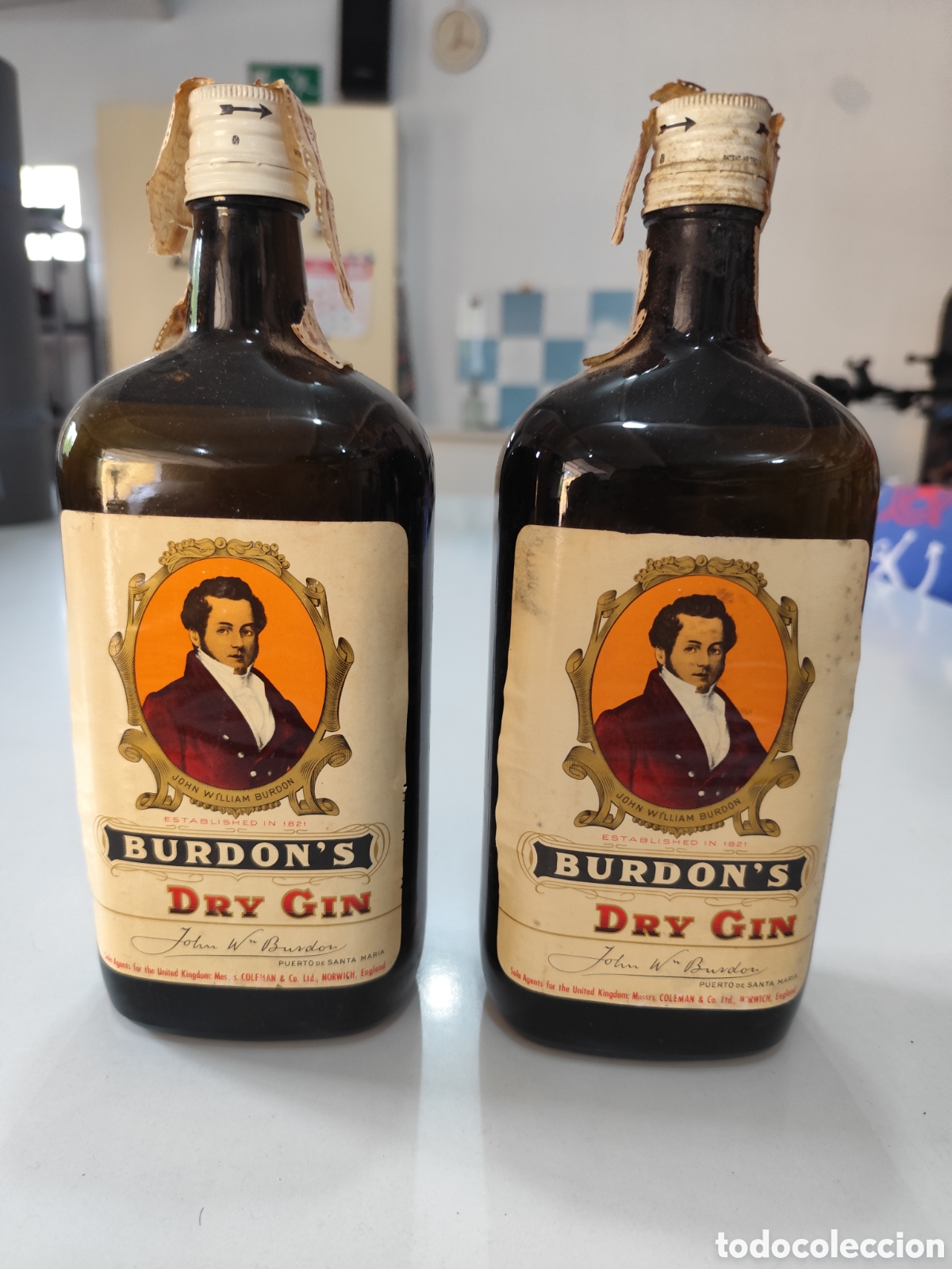 Coleccionismo de vinos y licores: Lote 2 botellas antiguas Burdon&rsquo;s Dry Gin 1 L &ndash; a&ntilde;os 60/70 &ndash; precinto Hacienda 4 pesetas