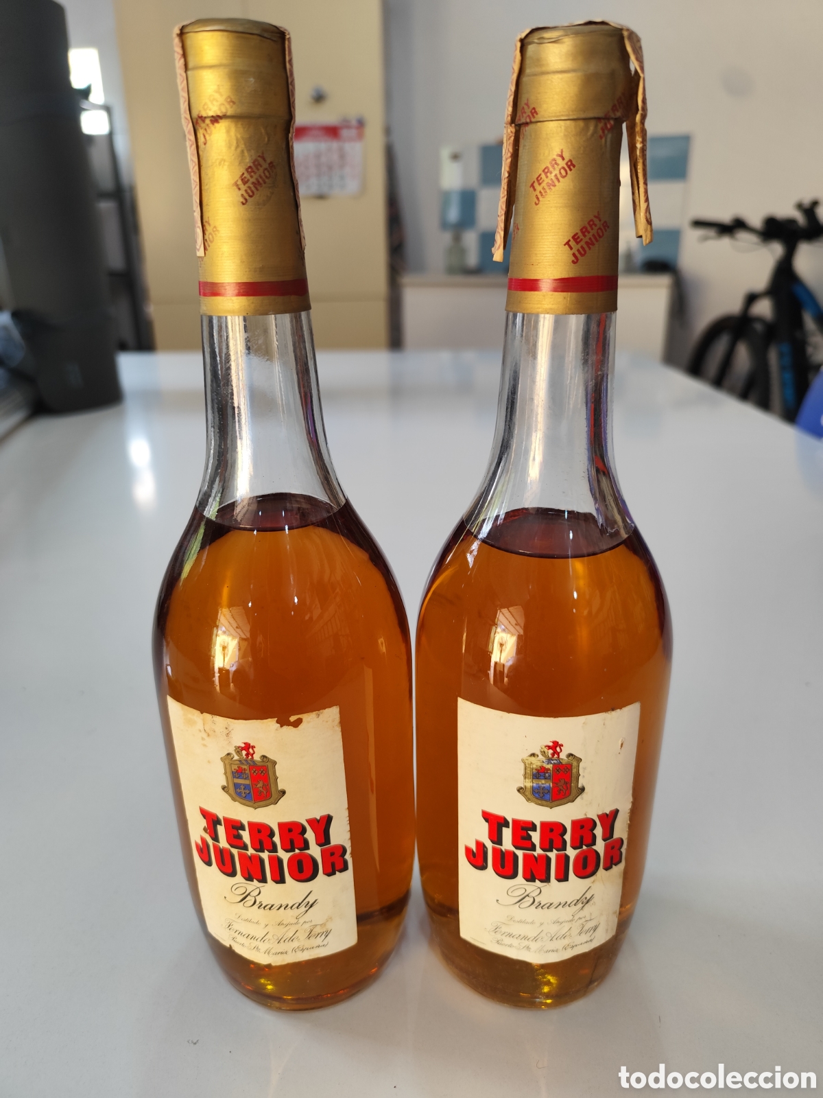 Coleccionismo de vinos y licores: Lote 2 botellas antiguas Terry Junior Brandy &ndash; precinto fiscal 80 c&eacute;ntimos &ndash; a&ntilde;os 50/60