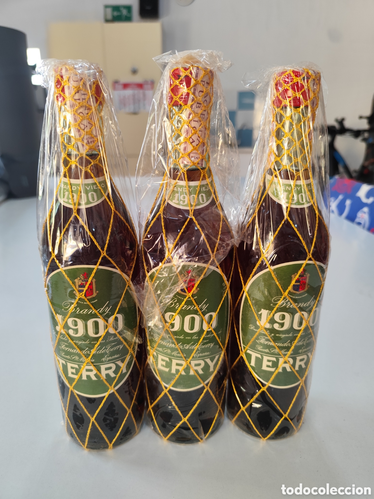 Coleccionismo de vinos y licores: Lote 3 botellas Brandy Terry 1900 75 cl &ndash; Precinto 4 pesetas &ndash; Etiqueta verde &ndash; Celof&aacute;n original