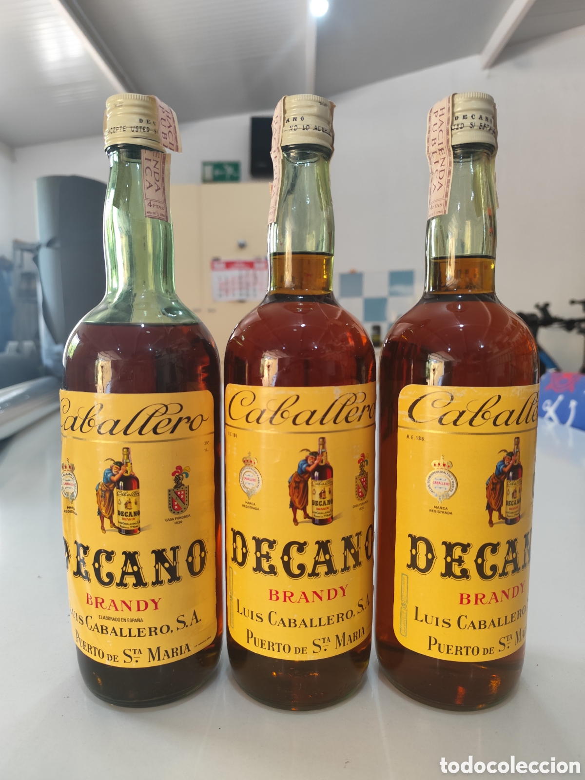 Coleccionismo de vinos y licores: Lote 3 botellas antiguas Brandy Decano Caballero 1L &ndash; Precinto de 4 ptas &ndash; A&ntilde;os 70