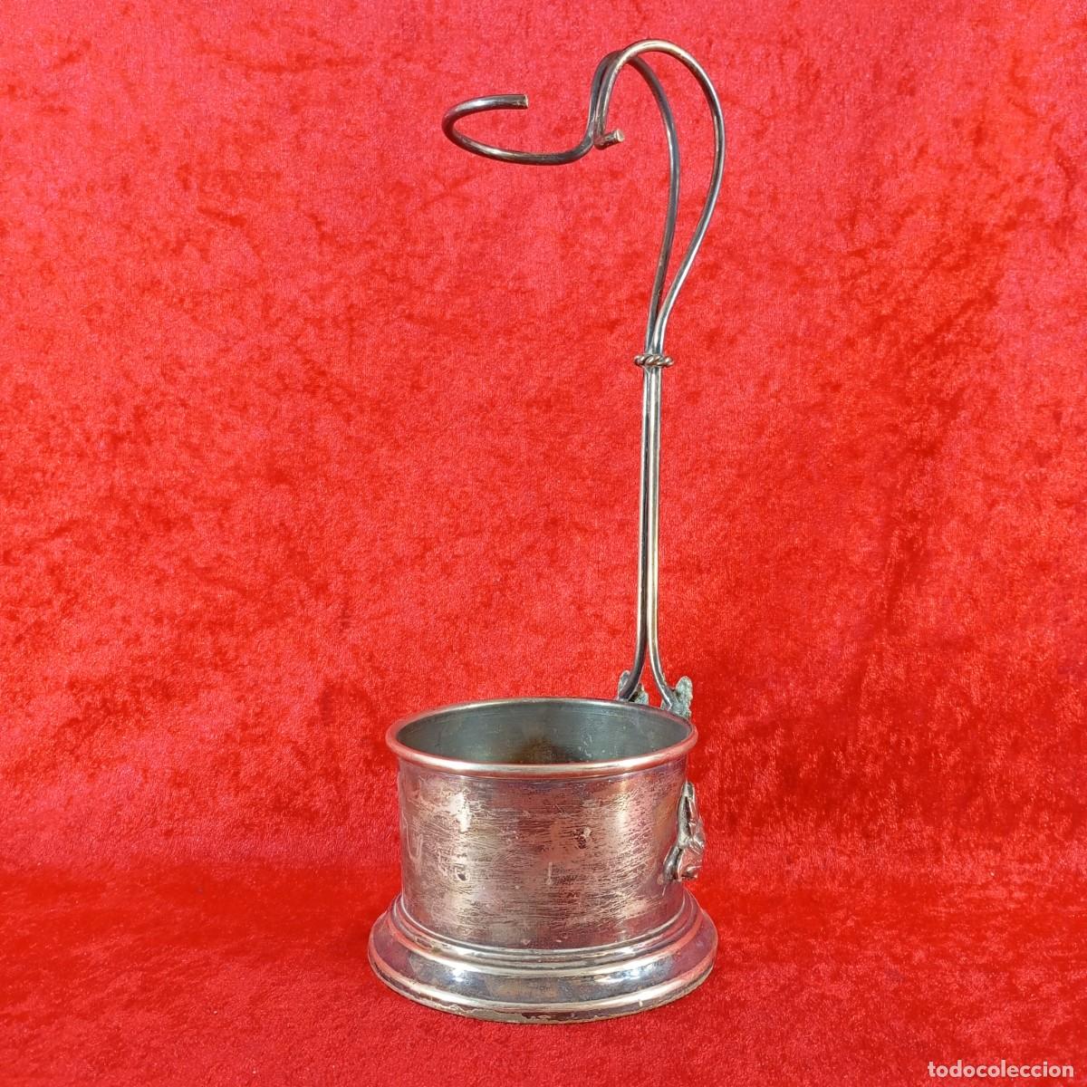 Coleccionismo de vinos y licores: PRECIOSO RECIPIENTE TRABAJADO CON MOTIVOS FLORALES - SOPORTE PARA BOTELLA DE VINO - 29 CM TOTAL