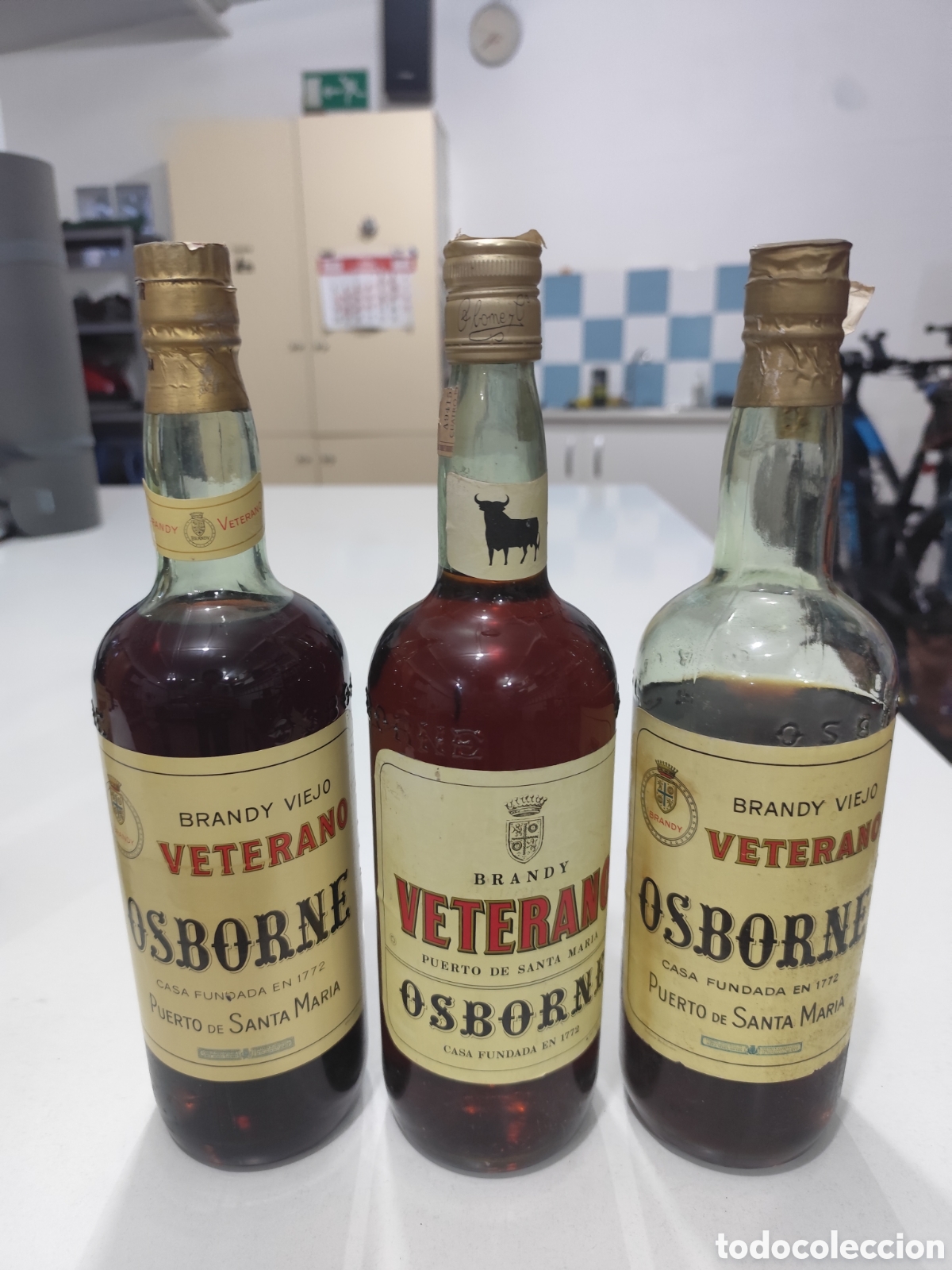 Coleccionismo de vinos y licores: Lote 3 botellas Brandy Veterano Osborne antiguas 1 litro &ndash; Vintage