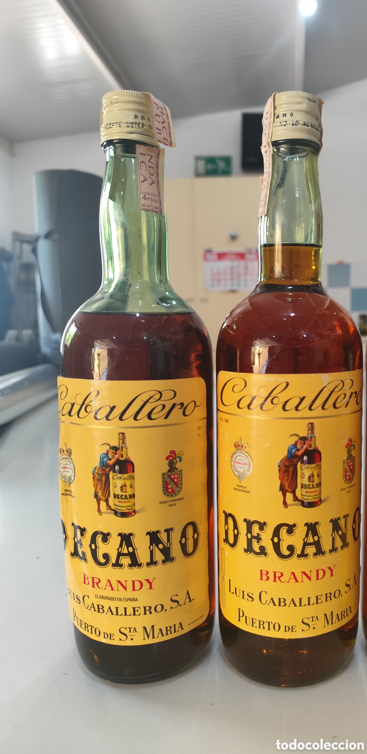 Coleccionismo de vinos y licores: Lote 2 botellas antiguas Brandy Decano Caballero 1L &ndash; Precinto de 4 ptas &ndash; A&ntilde;os 70