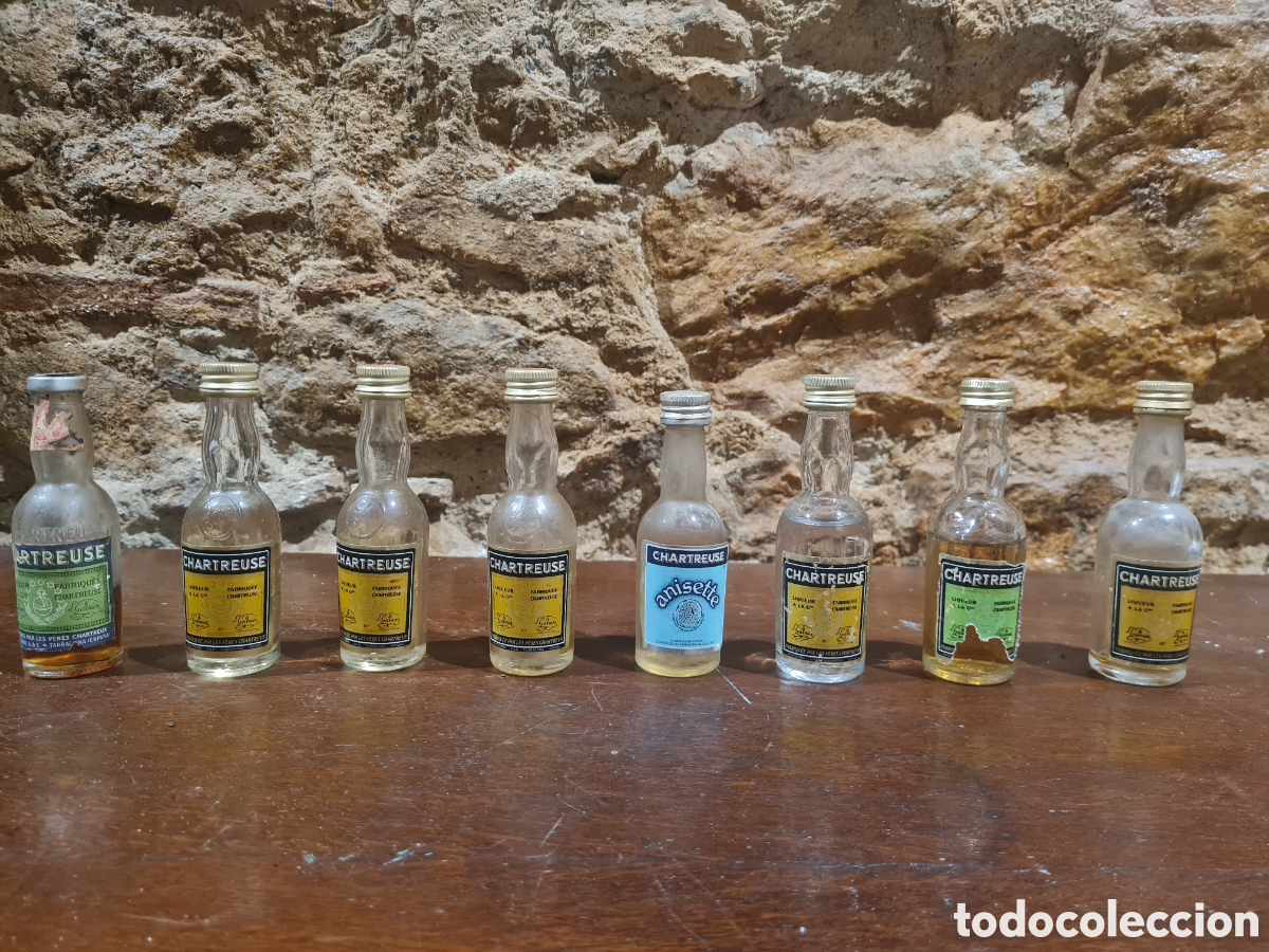 Coleccionismo de vinos y licores: Colecci&oacute;n de 8 botellines de chartreuse de Tarragona