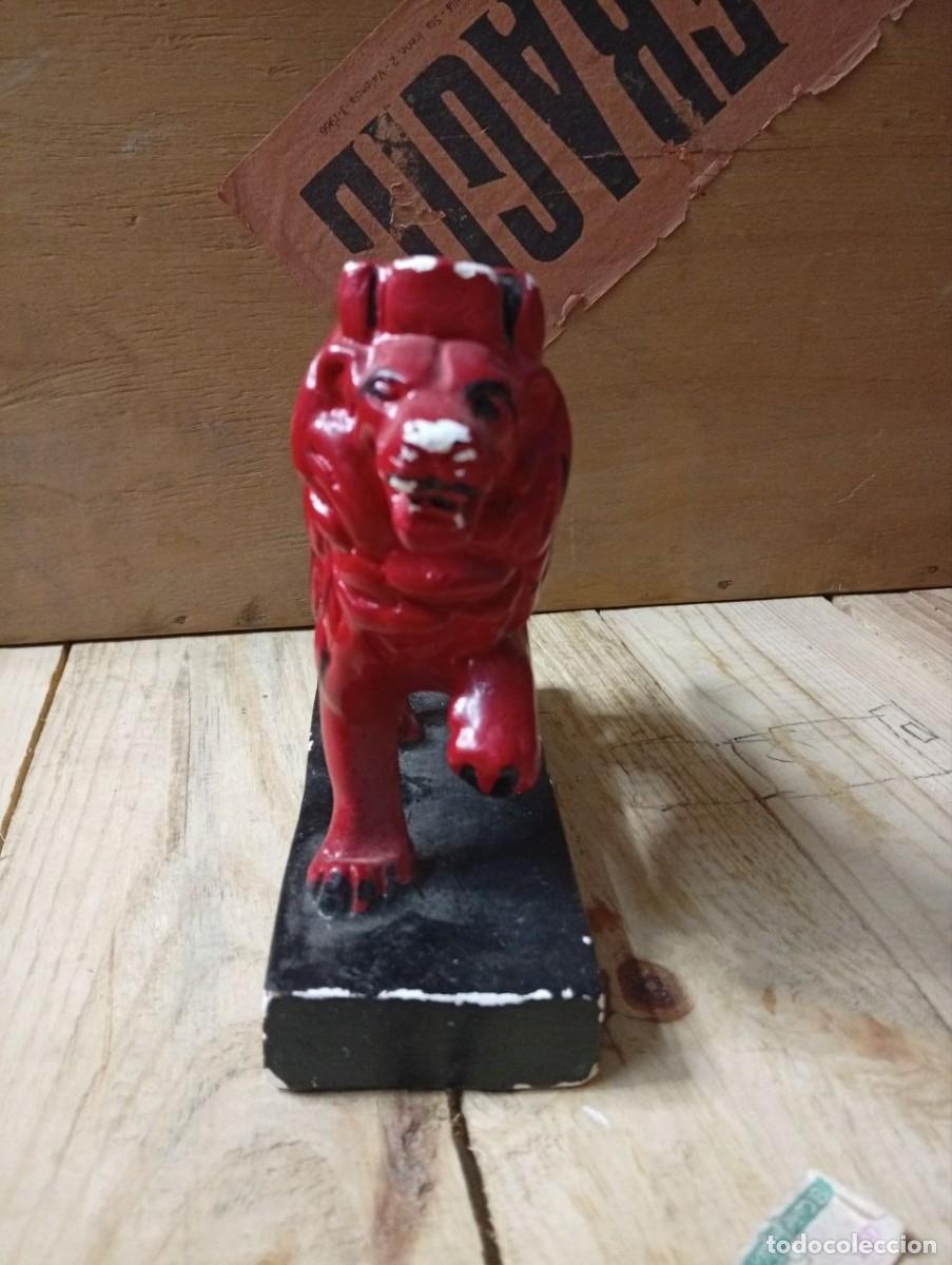 Coleccionismo de vinos y licores: RESERVADO Figura le&oacute;n de marca de bebida Booth's Gin, en yeso. A&ntilde;os 60 aprox. Publicidad vintage.