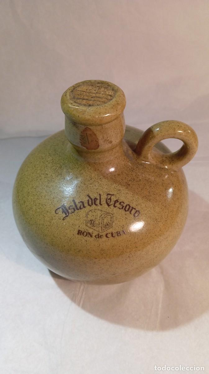 Coleccionismo de vinos y licores: Botella Ron Isla del Tesoro 70 cl - Cer&aacute;mica / Garrafa - Ron Ultra Premium de Cuba (Llena)