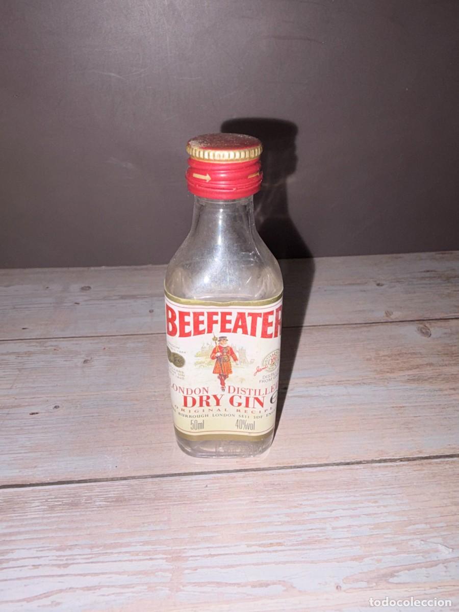 Coleccionismo de vinos y licores: BOTELL&Iacute;N. GINEBRA. DRY GIN. BEEFEATER.