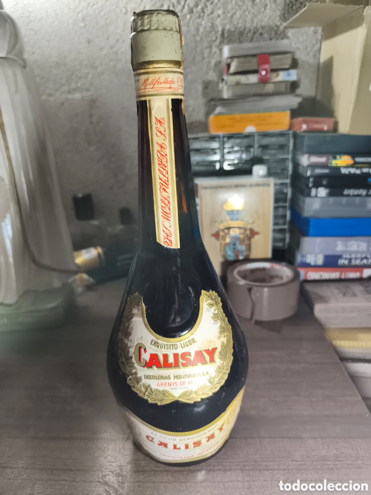 Coleccionismo de vinos y licores: Antigua botella de 1 litro de licor Calisay completamente llena precinta 4 ptas