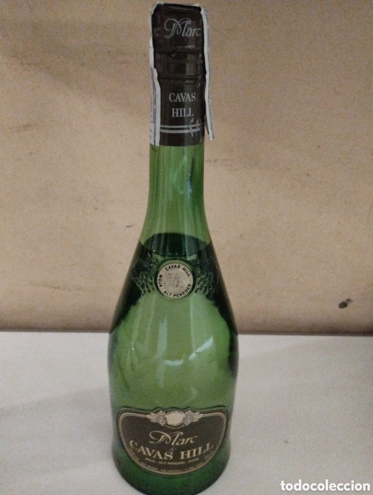 Coleccionismo de vinos y licores: Antigua botella llena de Marc de cava cavas Hill precinto 8 pesetas