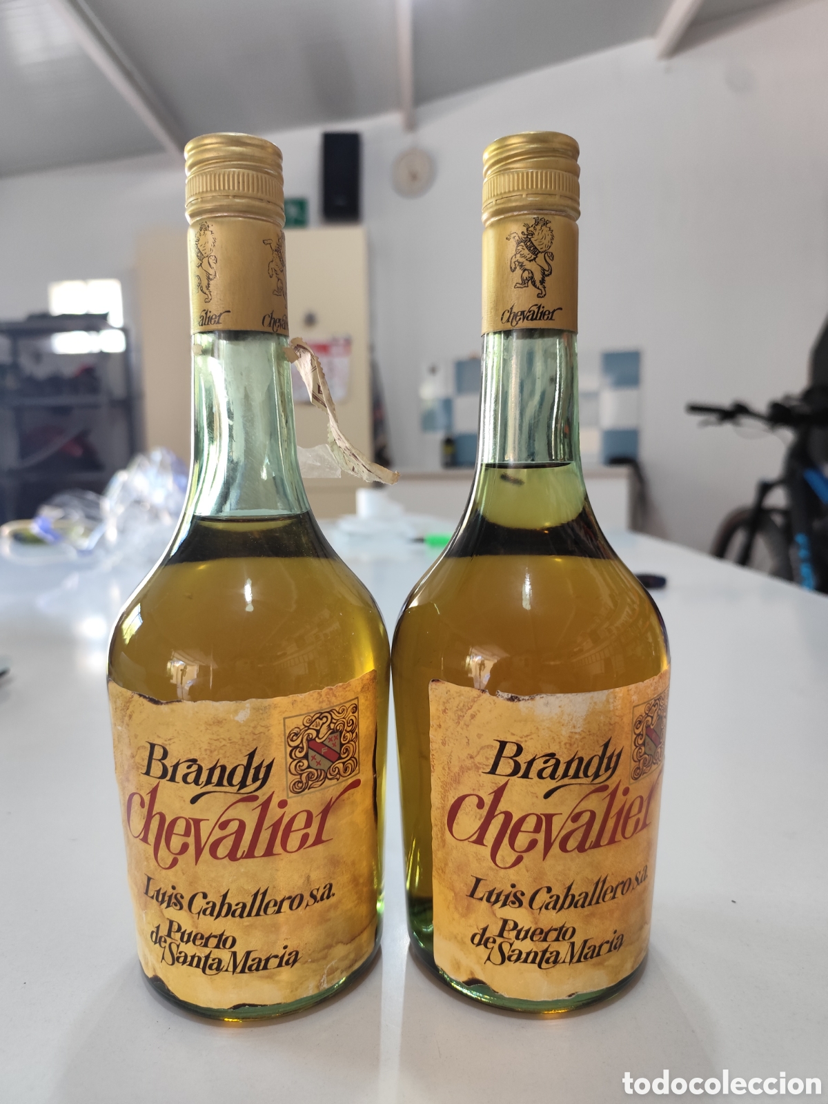 Coleccionismo de vinos y licores: Lote 2 botellas antiguas Brandy Chevalier &ndash; Luis Caballero &ndash; A&ntilde;os 70 &ndash; Precinto 4 pesetas
