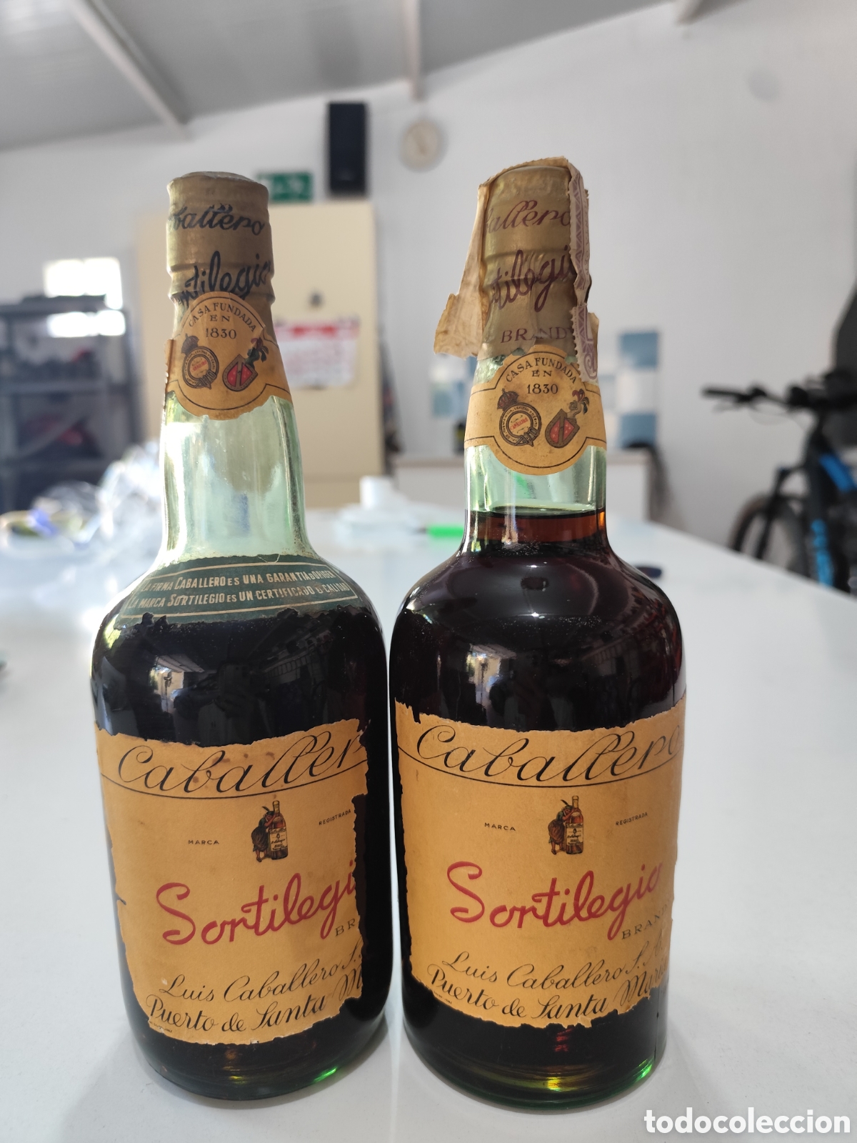 Coleccionismo de vinos y licores: Lote 2 botellas antiguas Brandy Sortilegio Luis Caballero 75 cl &ndash; Precinto 80 c&eacute;ntimos