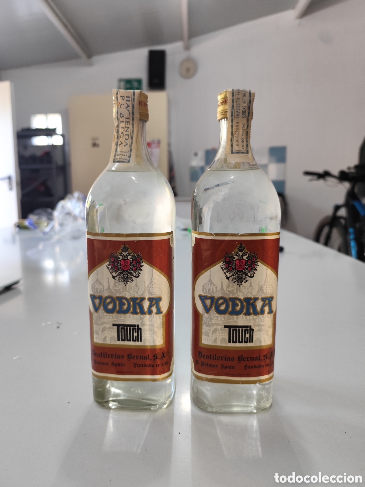 Coleccionismo de vinos y licores: Lote 2 botellas 1 litro Vodka Touch &ndash; Destiler&iacute;as Bernal Murcia &ndash; Precinto 8 pesetas