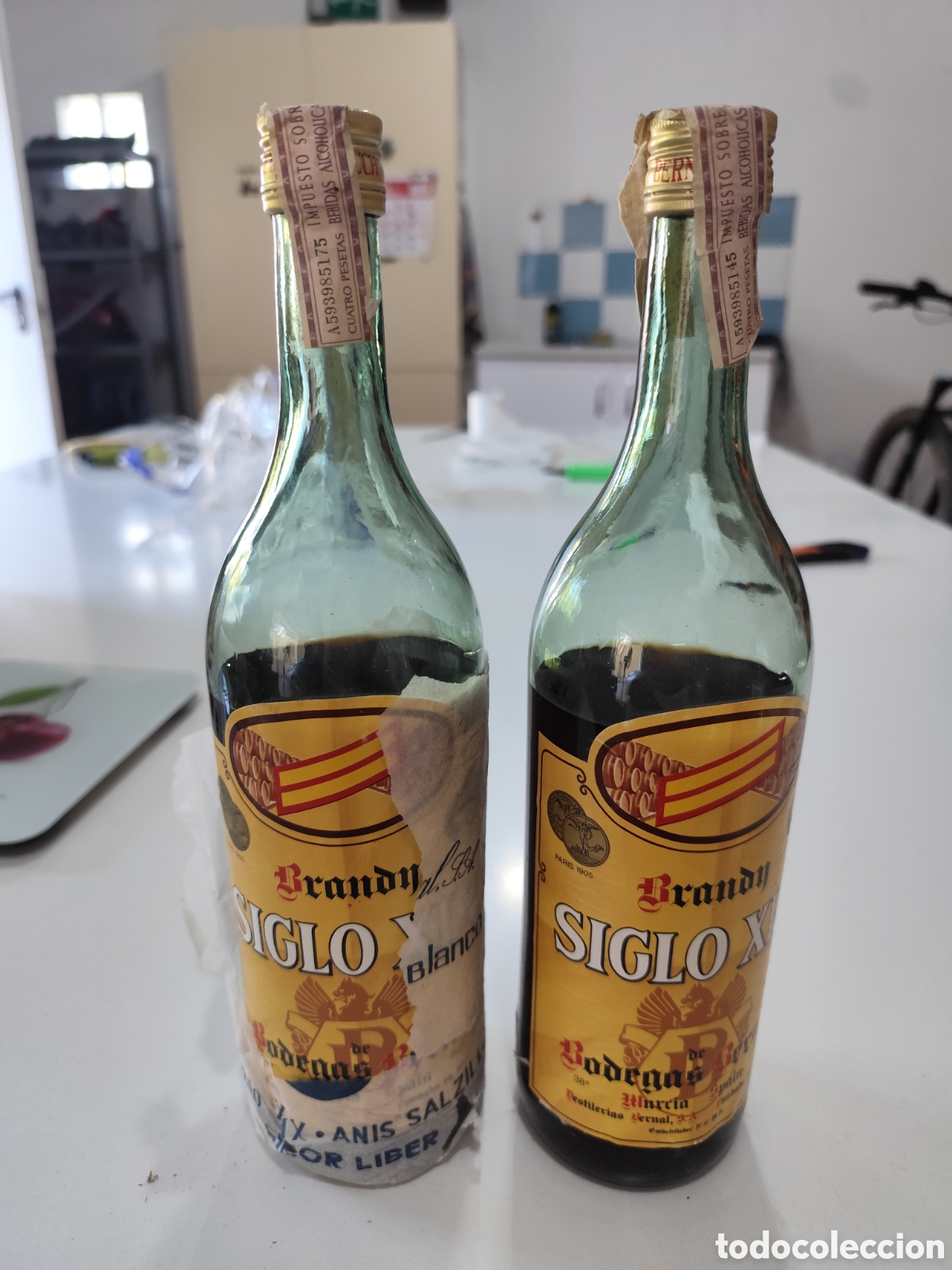 Coleccionismo de vinos y licores: Lote 2 botellas Brandy Siglo XIX &ndash; Bodegas Bernal Murcia &ndash; 1 litro &ndash; Precintos 4 pesetas
