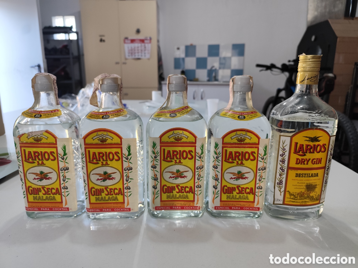Coleccionismo de vinos y licores: Lote 4 botellas antiguas Ginebra Larios Gin Seca M&aacute;laga 1L &ndash; A&ntilde;os 70 &ndash; Precinto 4 pesetas