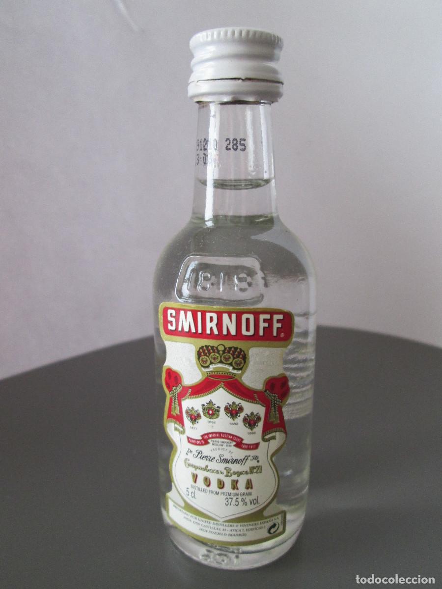Colecionismo de vinhos e licores: BOTELLIN MINIATURA LICOR - VODKA SMIRNOFF - LLENA