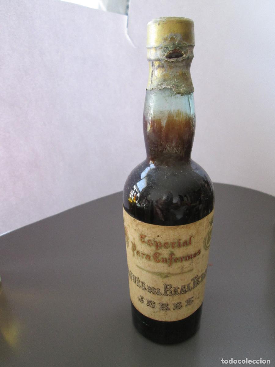 Coleccionismo de vinos y licores: BOTELLIN MINIATURA LICOR - MARQUES DEL REAL TESORO - ESPECIAL PARA ENFERMOS - LLENA