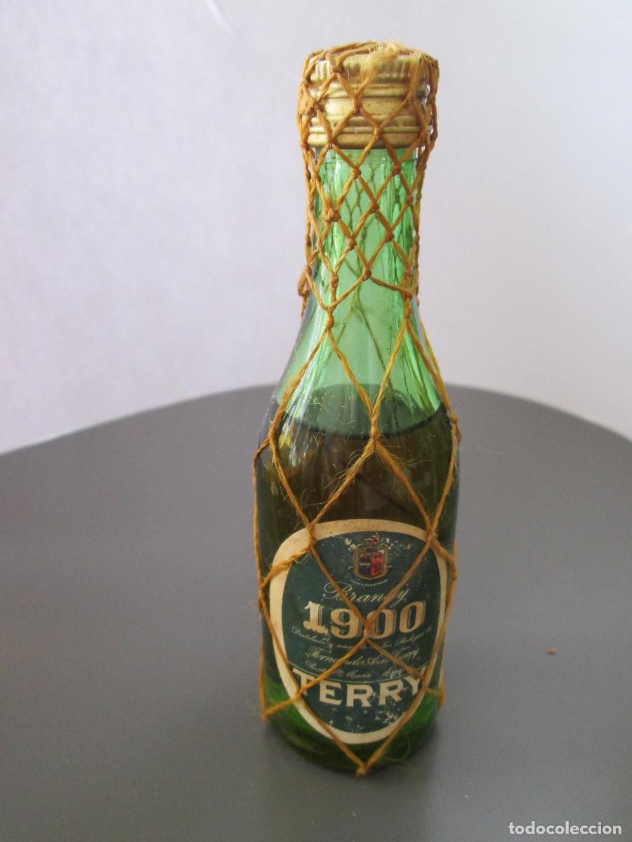 Coleccionismo de vinos y licores: BOTELLIN MINIATURA LICOR - 1900 TERRY - REDECILLA - CASI LLENA
