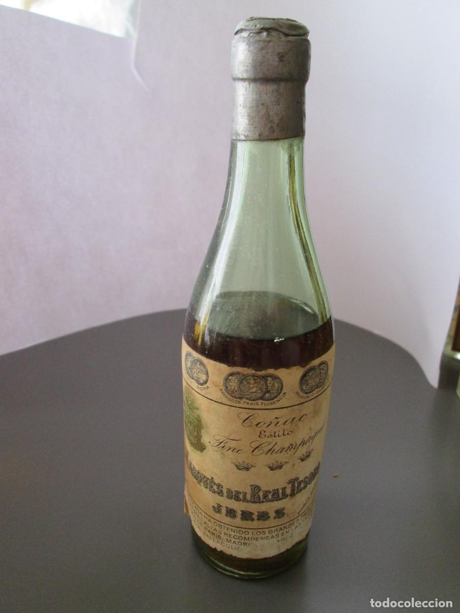 Coleccionismo de vinos y licores: BOTELLIN MINIATURA LICOR - CO&Ntilde;AC ESTILO FINE CHAMPAGNE - MARQUES DEL REAL TESORO - JERZ - CASI LLENA