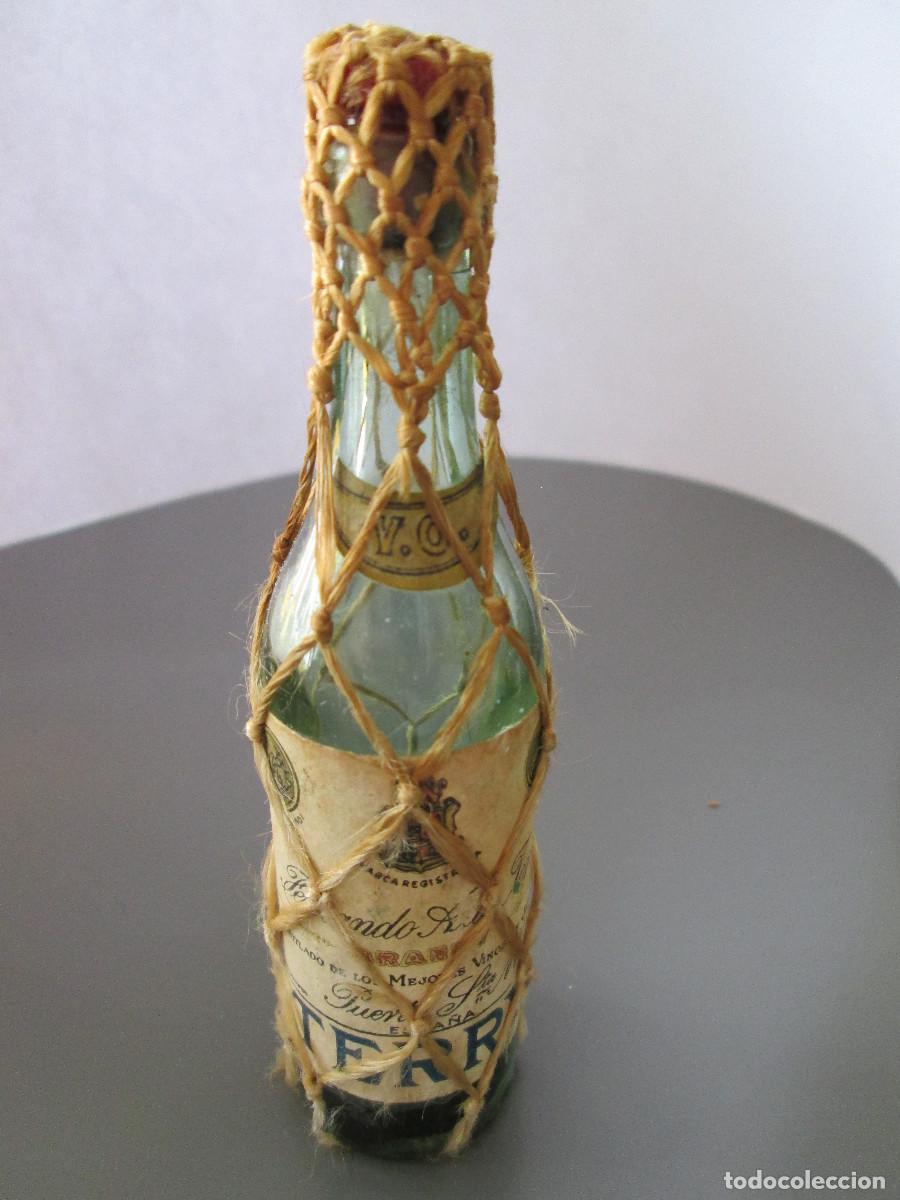 Coleccionismo de vinos y licores: BOTELLIN MINIATURA LICOR - BRANDY DESTILADO - FERNANDO ADE TERRY -LLENA
