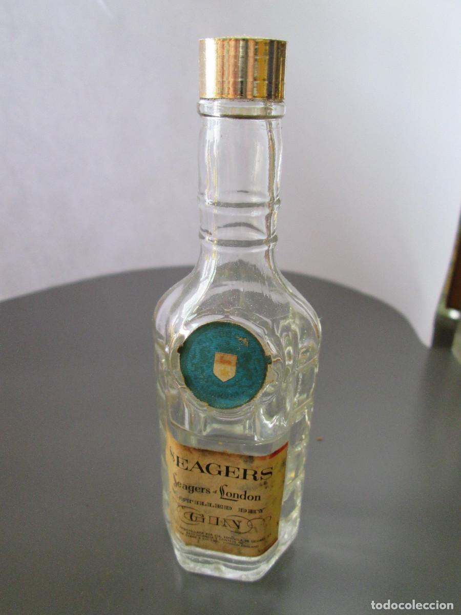 Coleccionismo de vinos y licores: BOTELLIN MINIATURA LICOR - GINEBRA - SEAGERS - DESTILLED DRY GIN - LONDON