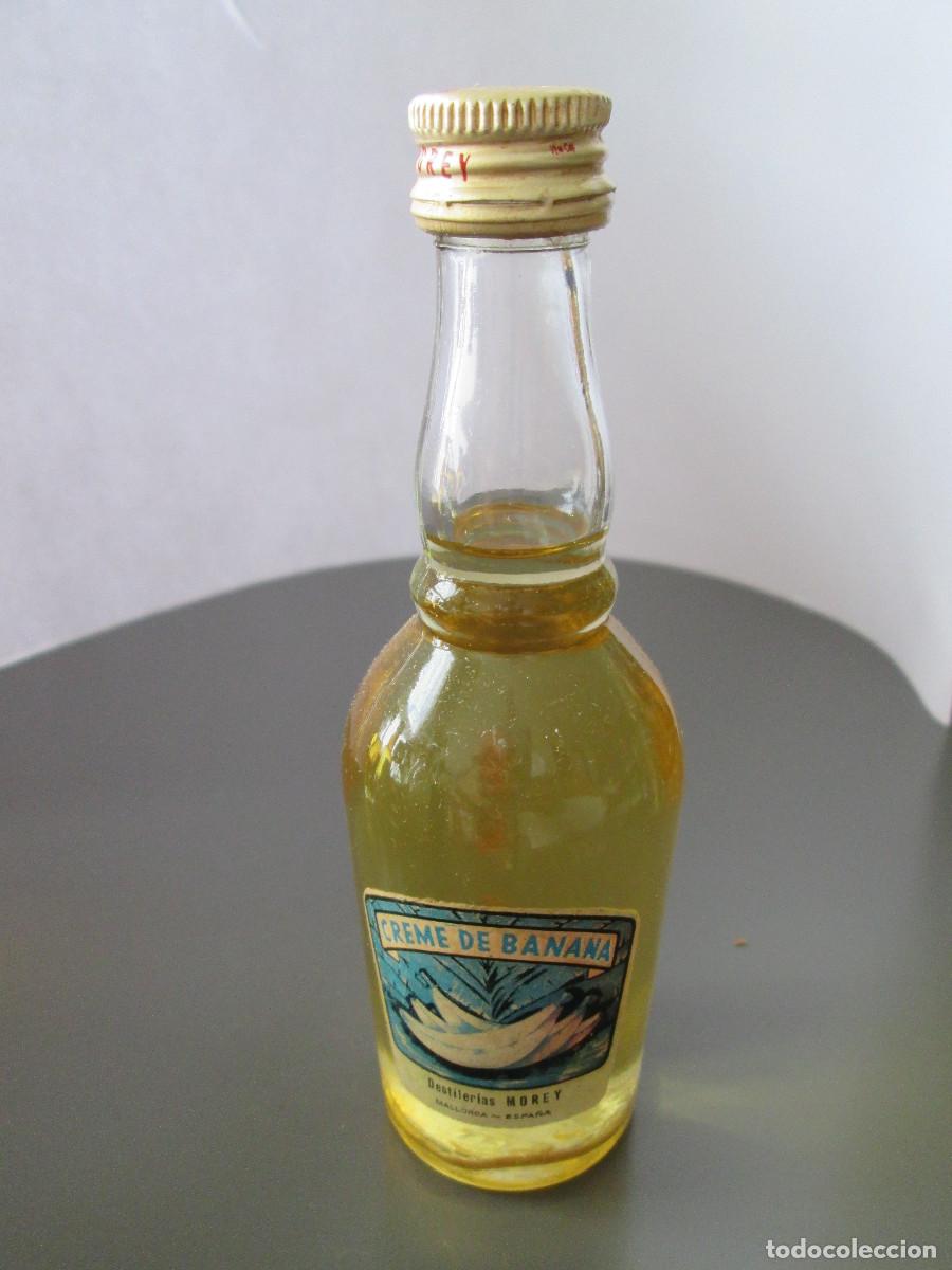 Coleccionismo de vinos y licores: BOTELLIN MINIATURA LICOR - CREME DE BANANA - DESTILERIAS MOREY - MALLORCA