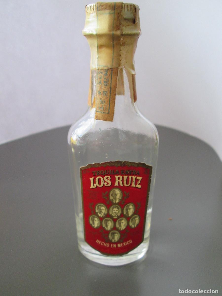 Coleccionismo de vinos y licores: BOTELLIN MINIATURA LICOR - LOS RUIZ- TEQUILA EXTRA - MEXICO - CASI VACIA