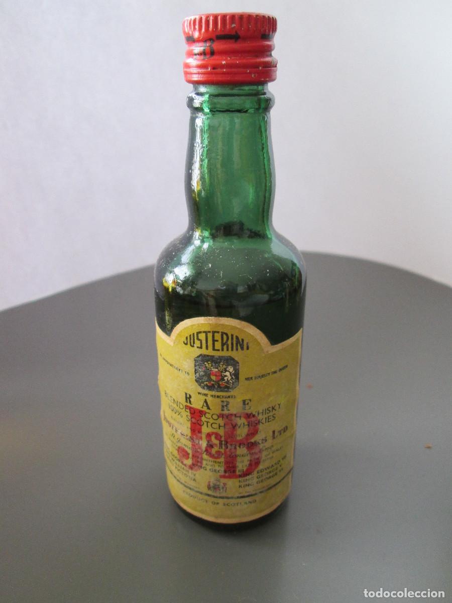 Coleccionismo de vinos y licores: BOTELLIN MINIATURA LICOR - RARE J & B - SCOTCH WHISKY - CASI LLENA