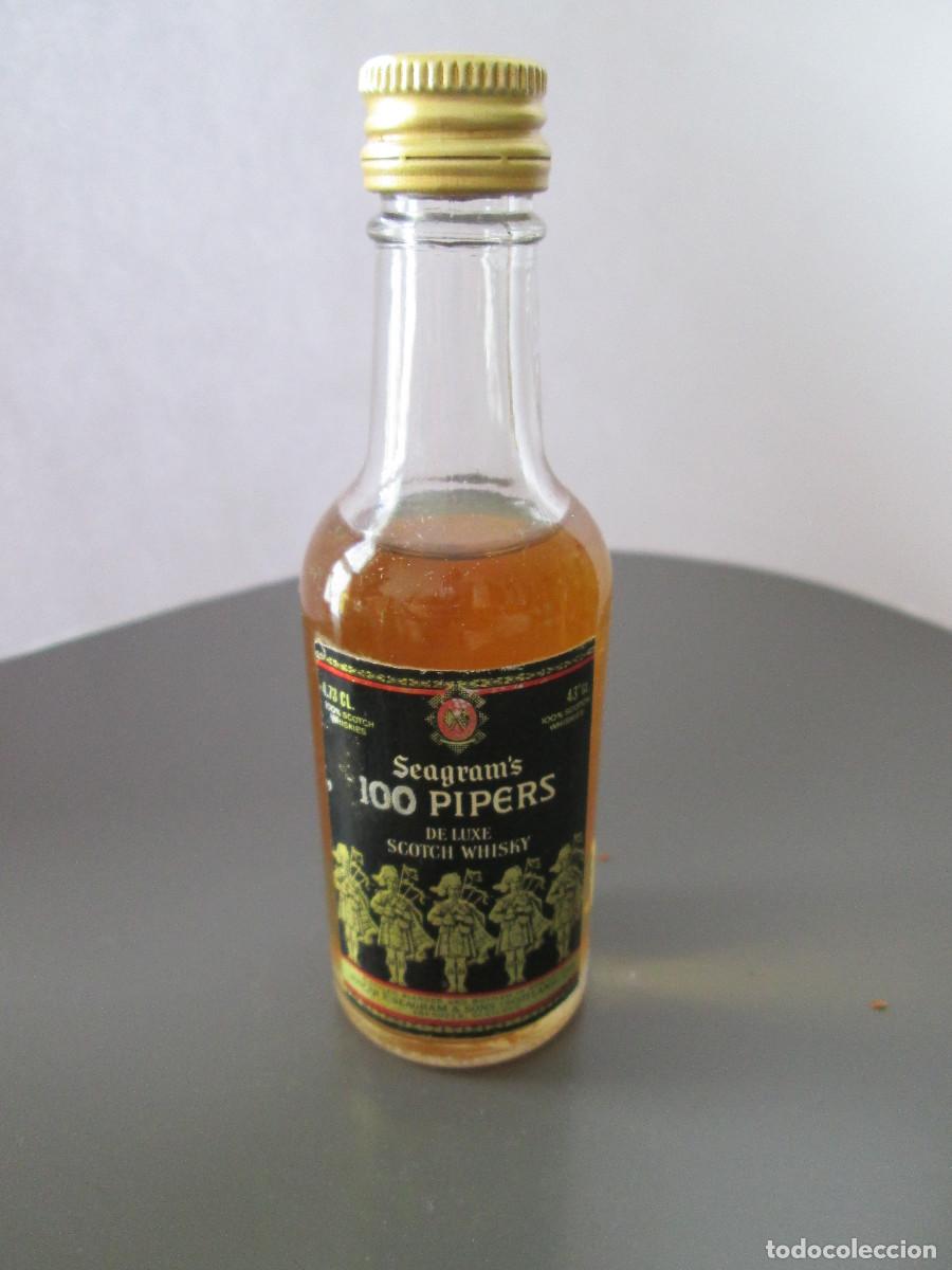 Coleccionismo de vinos y licores: BOTELLIN MINIATURA LICOR - SEAGRAM'S 100 PIPERS - SCOTCH WHISKY - LLENA