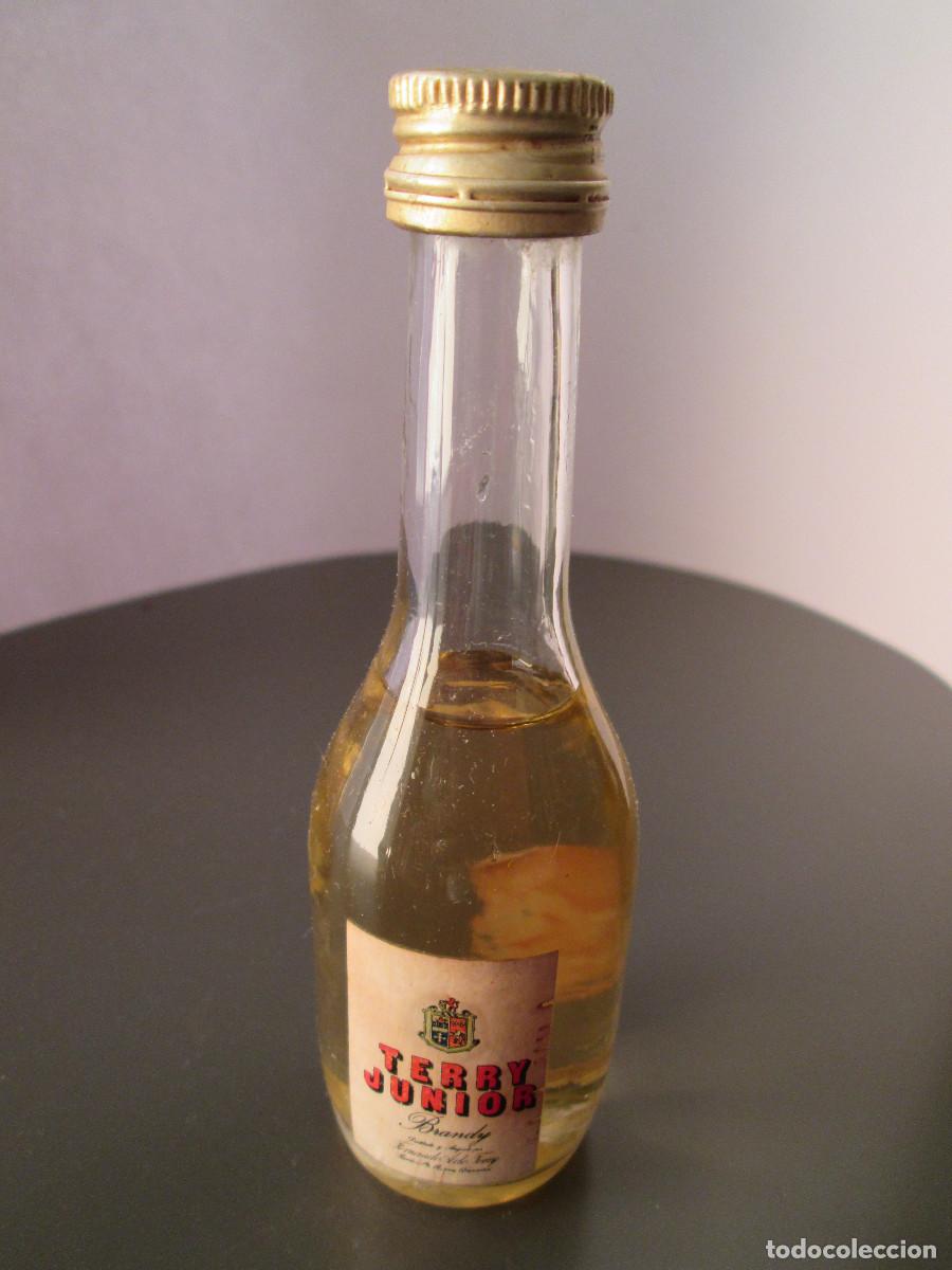 Coleccionismo de vinos y licores: BOTELLIN MINIATURA LICOR - BRANDY TERRY JUNIOR - LLENA