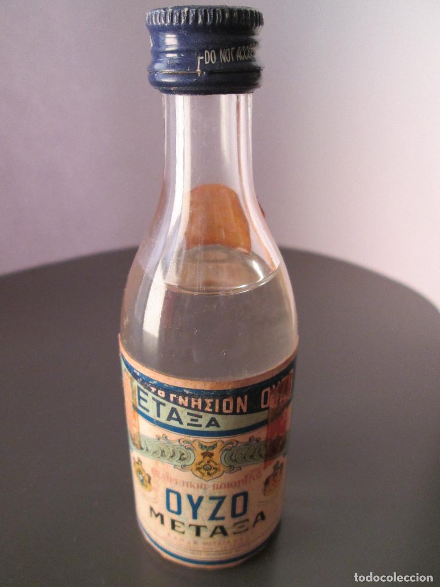 Colecionismo de vinhos e licores: BOTELLIN MINIATURA LICOR - OYZO METAZA - LLENA