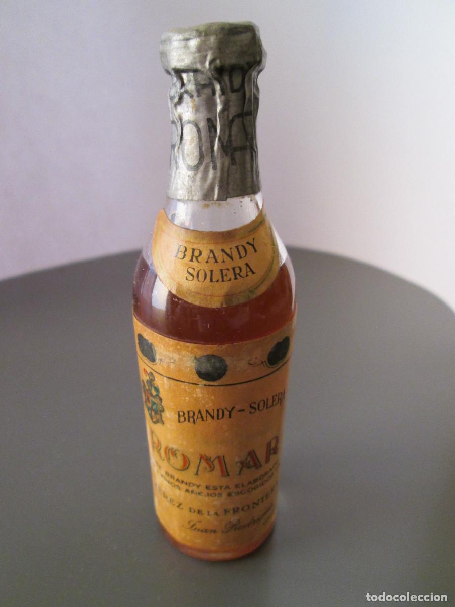 Coleccionismo de vinos y licores: BOTELLIN MINIATURA LICOR - BRANDY SOLERA - ROMAR - LLENA
