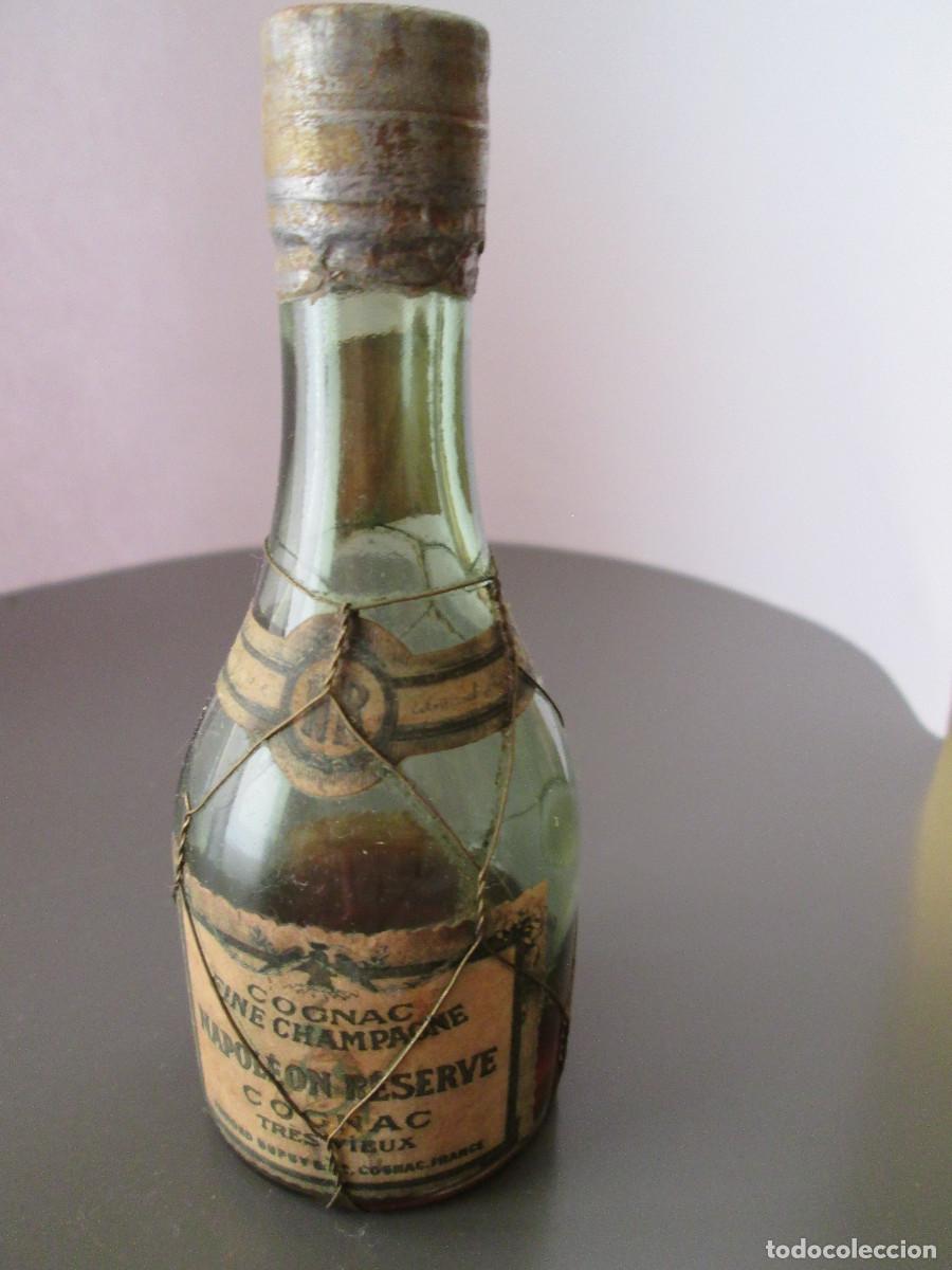 Coleccionismo de vinos y licores: BOTELLIN MINIATURA LICOR - COGNAC FINE CHAMPAGNE - NAPOLEON RESERVE - MUY VIEJO - CASI VACIA