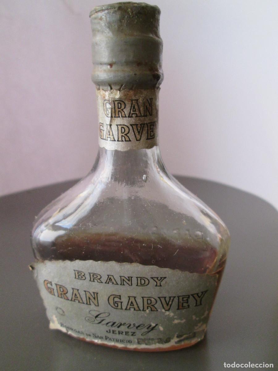 Coleccionismo de vinos y licores: BOTELLIN MINIATURA LICOR - BRANDY GRAN GARVEY - JEREZ - MEDIA