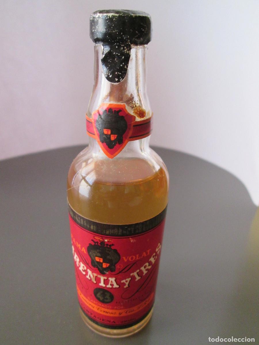 Coleccionismo de vinos y licores: BOTELLIN MINIATURA LICOR - LICOR 43 - FAMA VOLAT - CARTAGENA - CASI LLENA