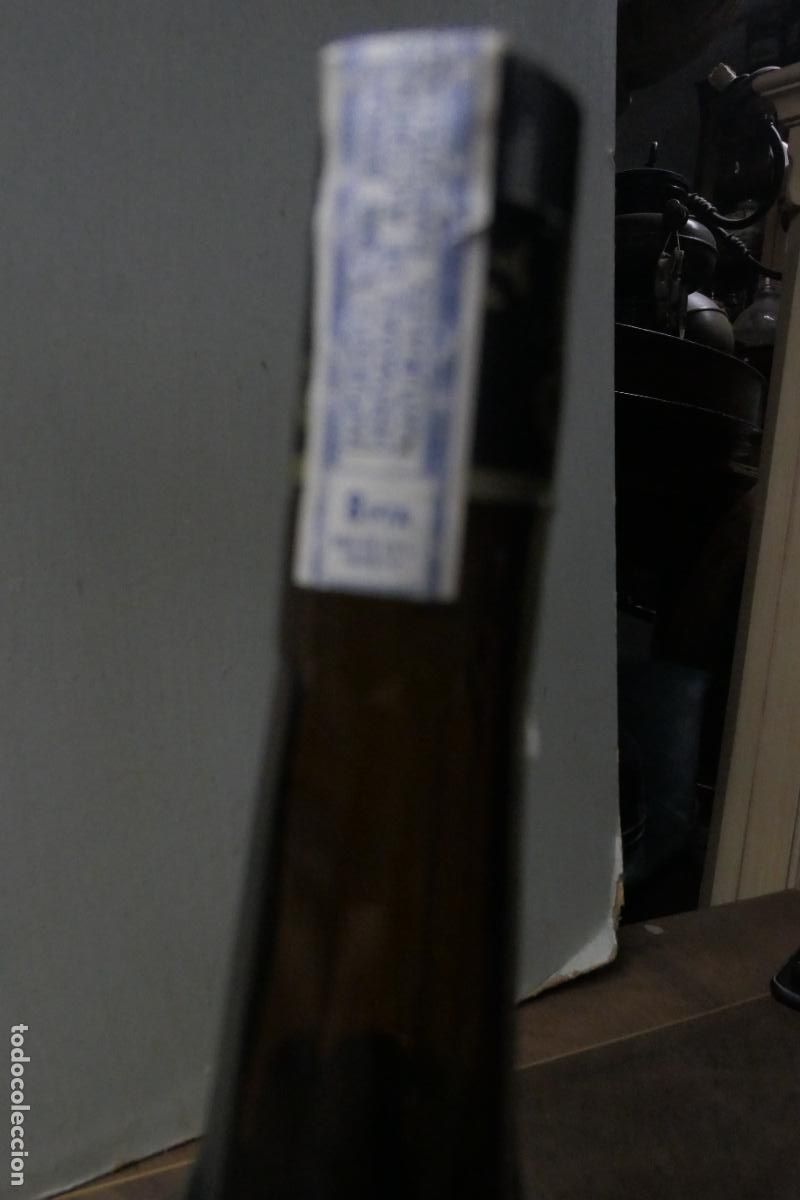 Coleccionismo de vinos y licores: Botella de licor Calisay extra Dry - Foto 9