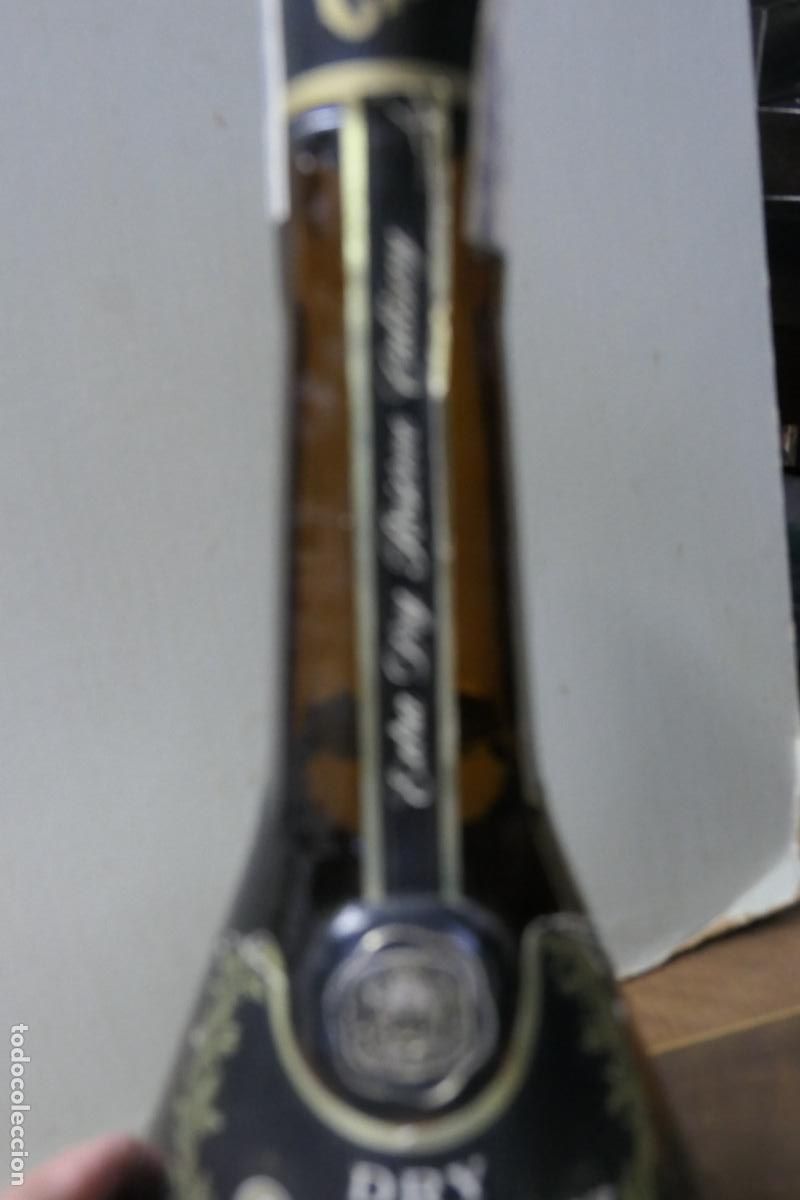Coleccionismo de vinos y licores: Botella de licor Calisay extra Dry - Foto 12