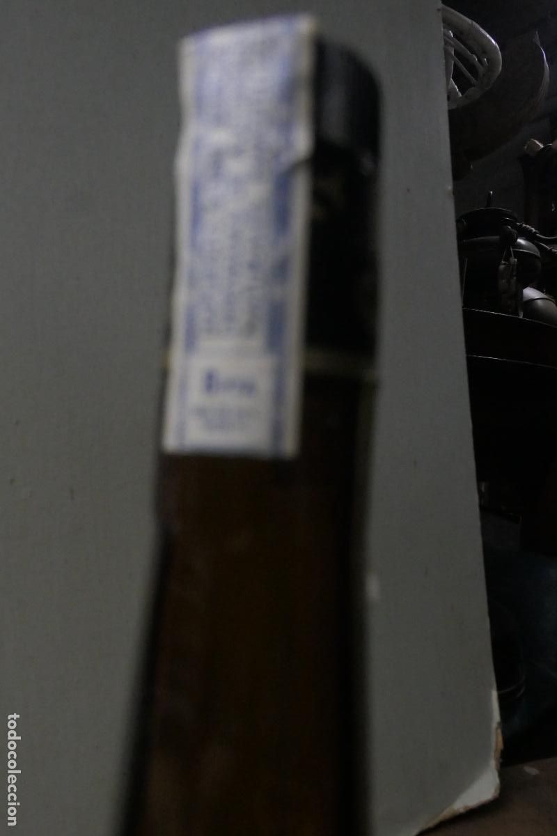 Coleccionismo de vinos y licores: Botella de licor Calisay extra Dry - Foto 14