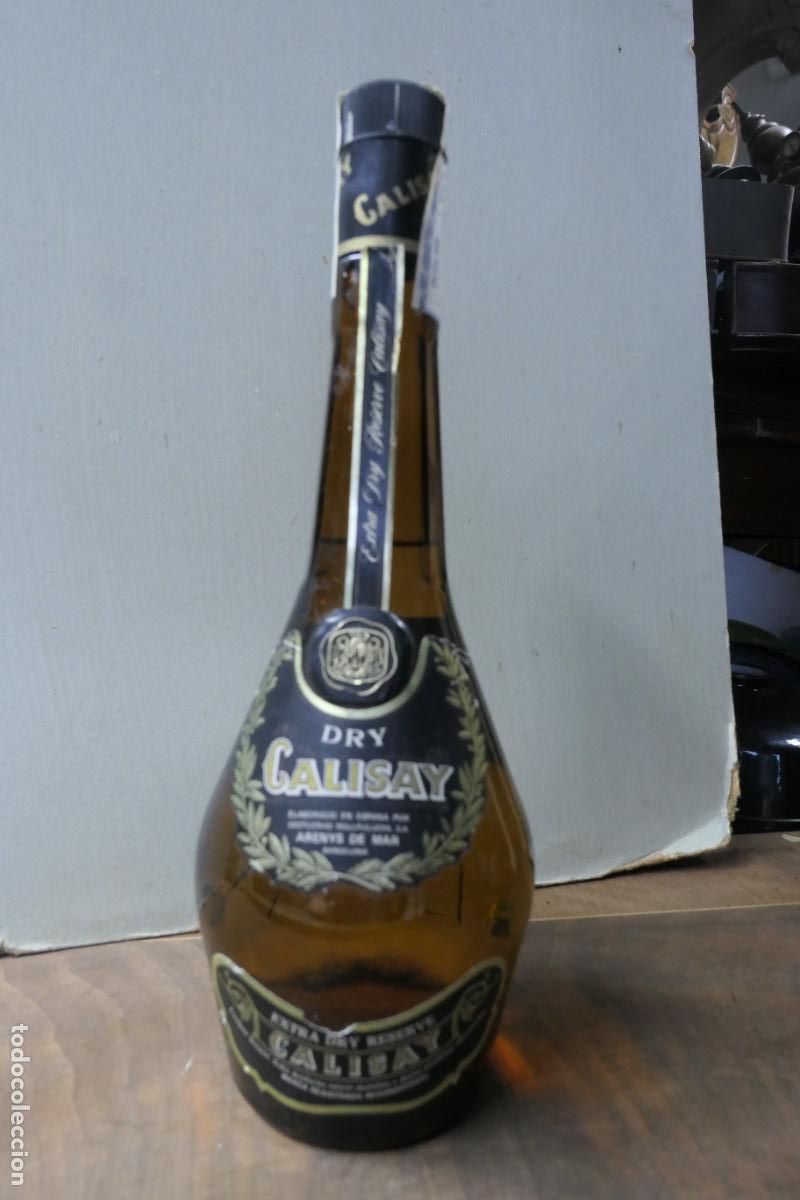 Coleccionismo de vinos y licores: Botella de licor Calisay extra Dry - Foto 16