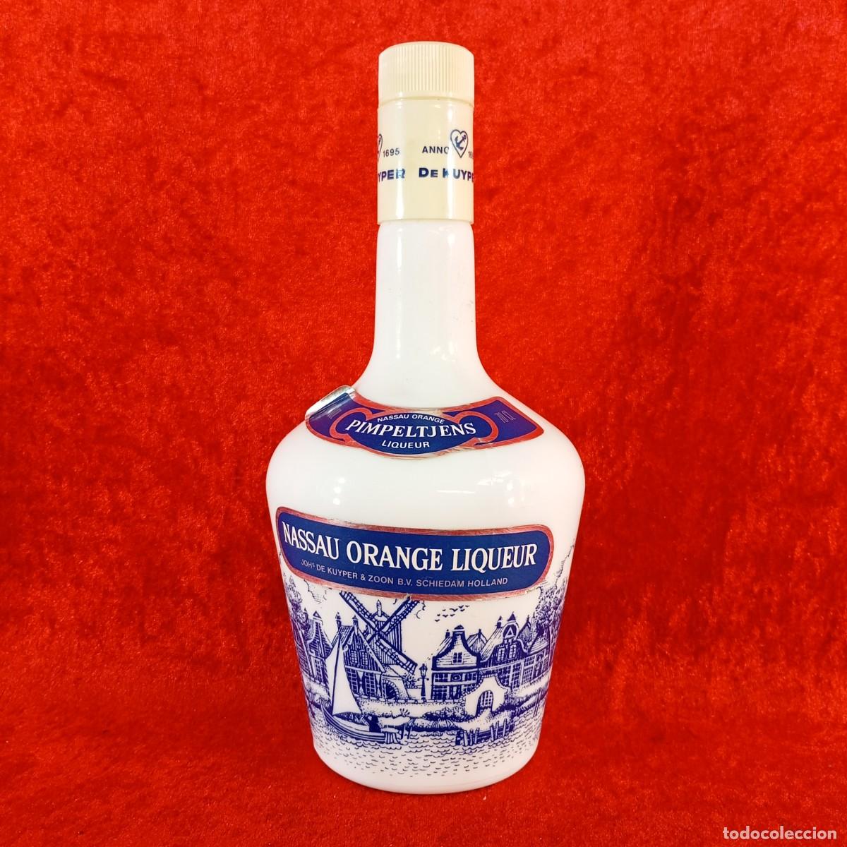 Collection of wines and liquors: BOTELLA - NASSAU ORANGE LIQUEUR - PIMPELTJENS - 70 CL - DECORADA - PORCELANA HOLANDESA
