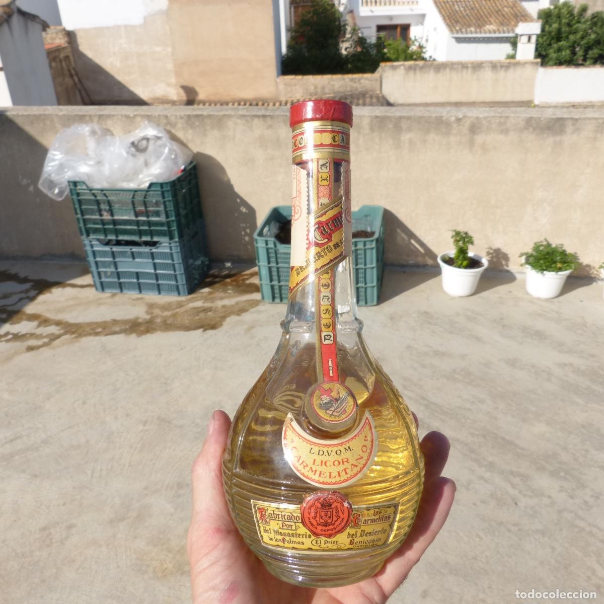 Sammlung von Weinen und Lik&ouml;ren: Antigua botella de licor carmelitano, 1/2 lit, desierto de las palmas, castellon, llena y precintada
